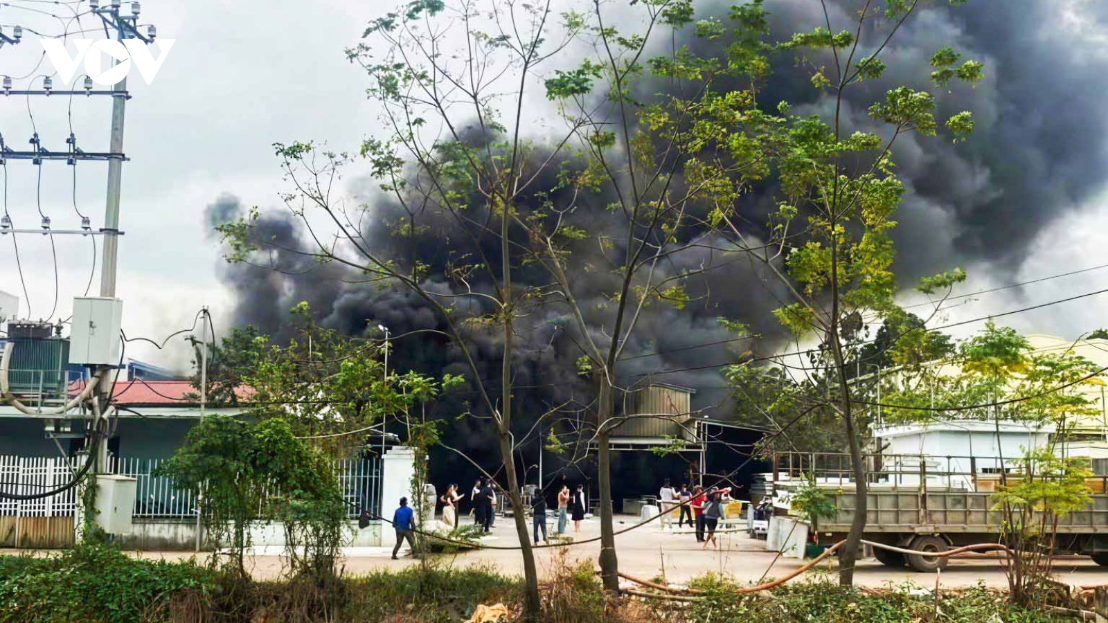 Cháy lớn tại xưởng sản xuất tôn xốp, panel ở Tân Dĩnh, Bắc Ninh